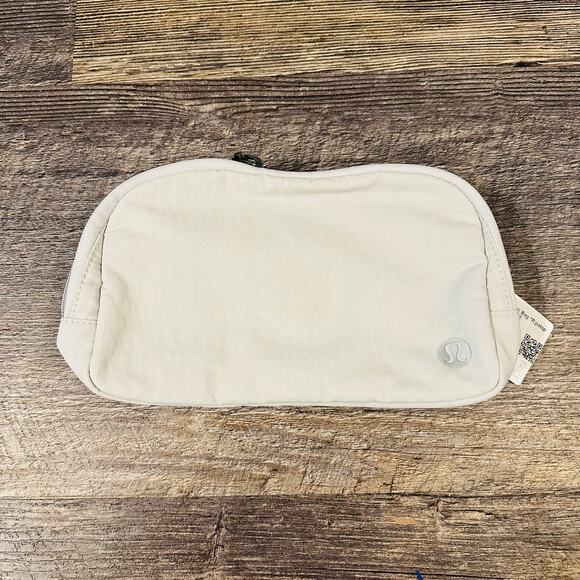 Lululemon Everywhere belt bag Light Gray